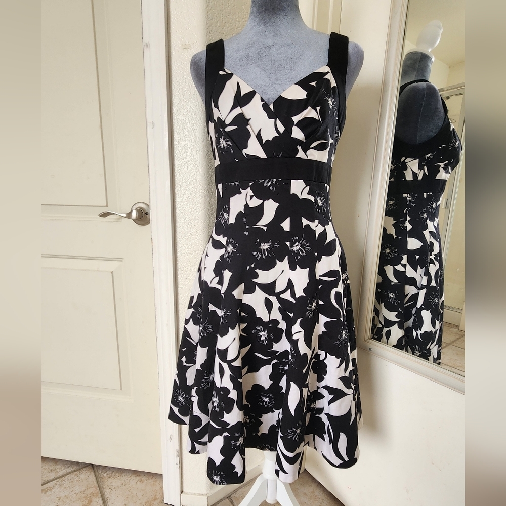 🚫SOLD🚫❗️❗️❗️White house black market floral midi dress